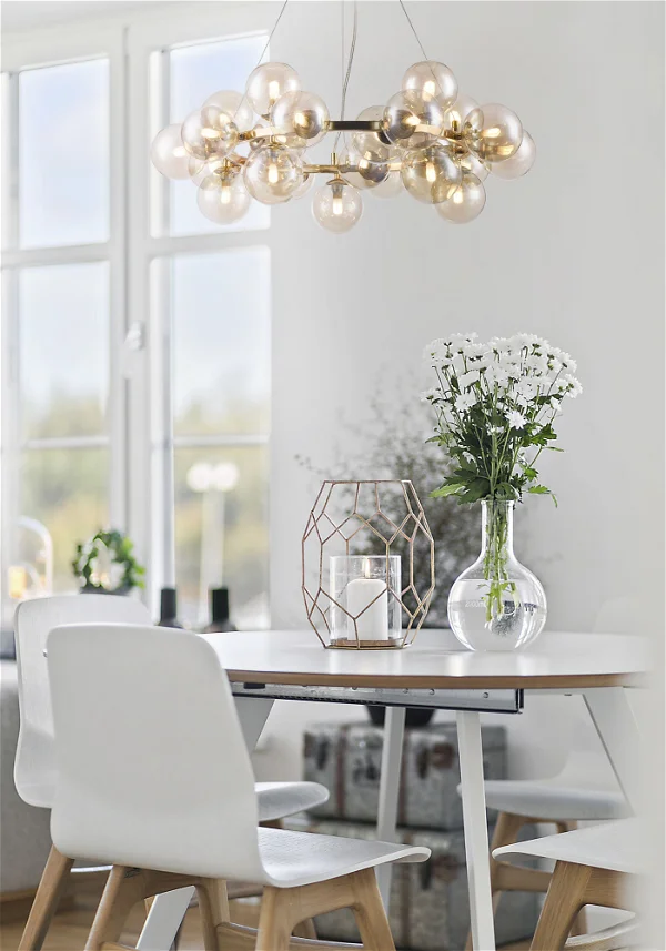 een foto laat zien hoe een hanglamp een kerstachtergrond verfraait