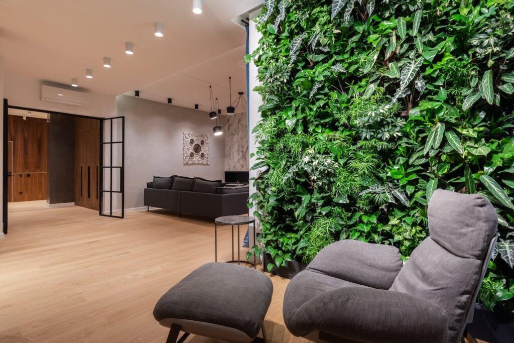 levensecht biofiel huis met verticale wand tuin