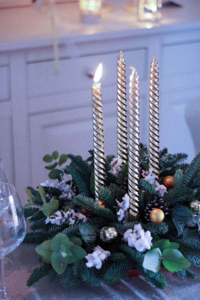 diy winterzonnewende tafeldecoratie met lange kaarsen
