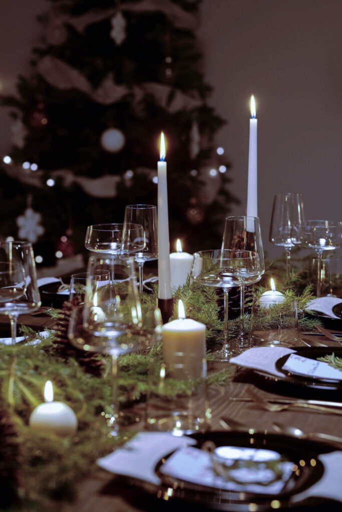 diy winterzonnewende tafeldecoratie met lange kaarsen