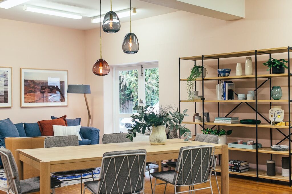 woonkamer met hout en metaal combinatie interieur ontwerp