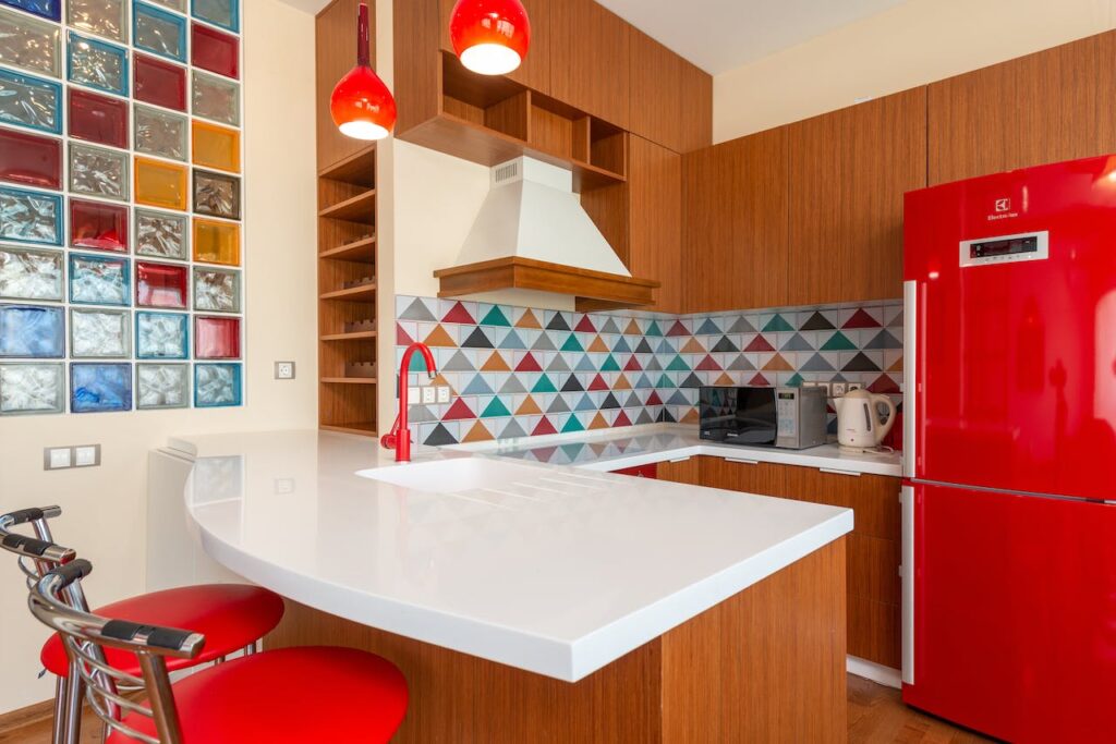 woonkamer met houten elementen gemengd met kleurcontrast