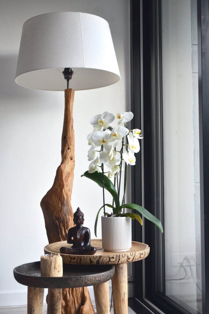 houten lamp en bijzettafel